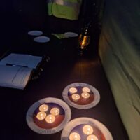 Herkkupöytä teltassa